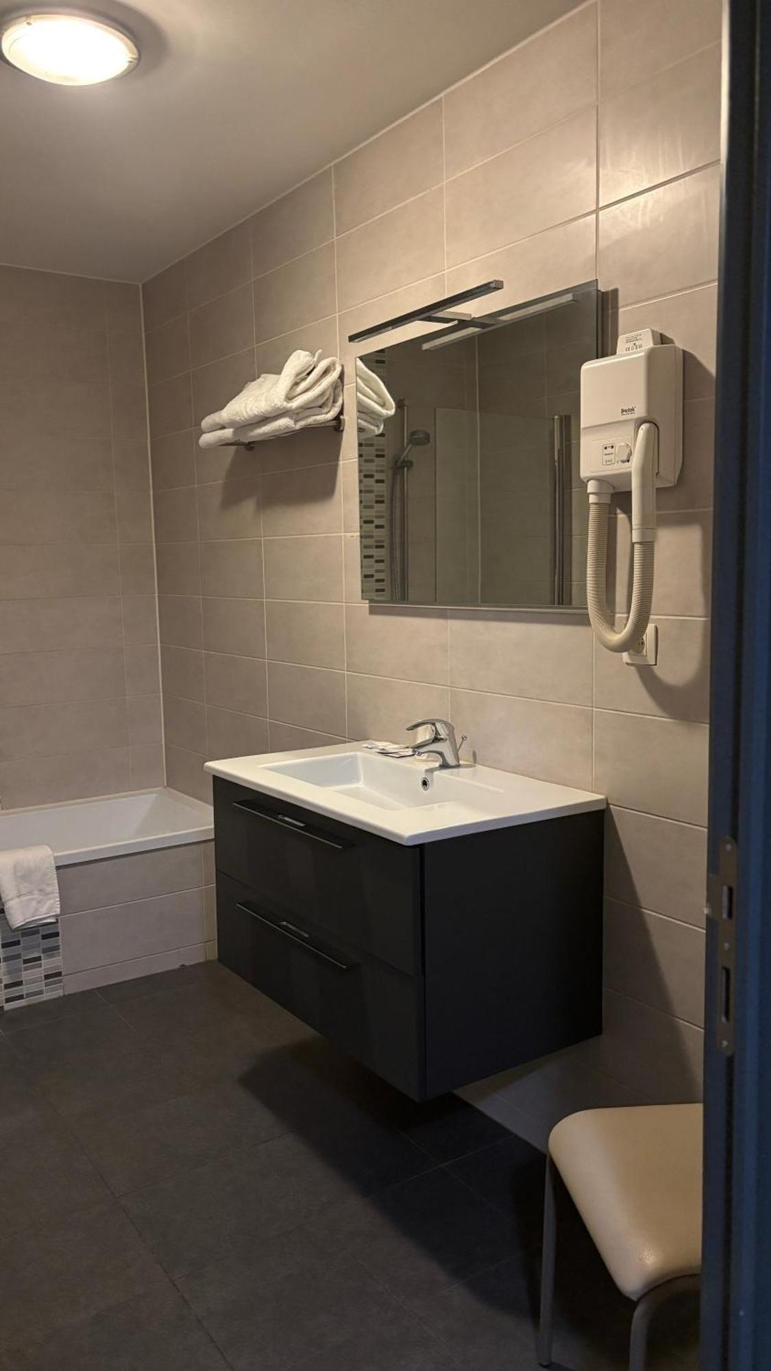 Hotel La Louve La Louviere Ngoại thất bức ảnh