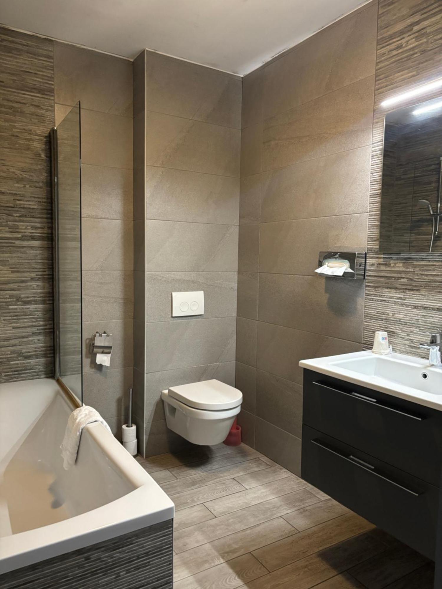 Hotel La Louve La Louviere Ngoại thất bức ảnh
